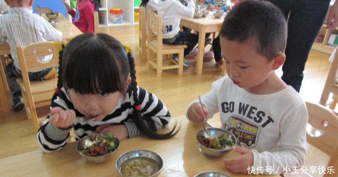 一岁宝宝该如何喂养吃多少东西要不要单独给宝