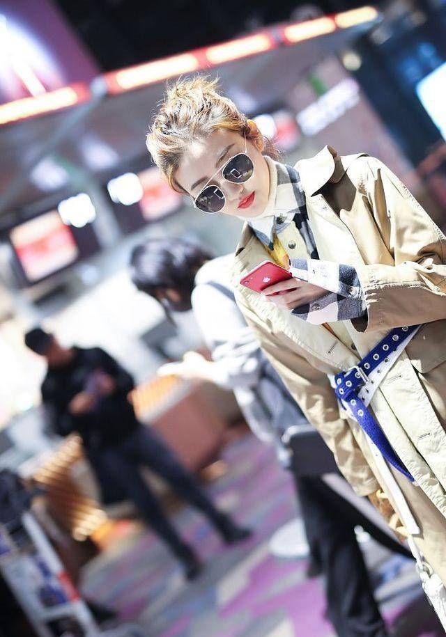 景甜为博眼球真拼!风衣开怀系俩腰带,网友:她的