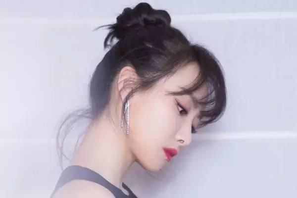 丸子头已经Out了!2018年这款发型将成时尚减