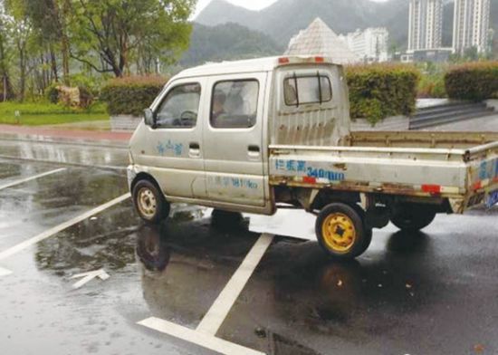 路面停车位请按箭头停放 黄山交警严查任性停车