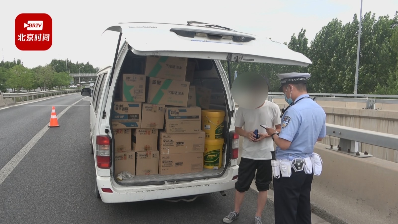 司机图利客载货 隐患重重受处罚 司机图利客载货 隐患重重受处罚