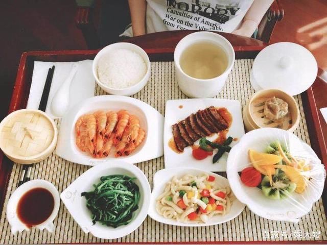 蒋勤勤二胎预产期延迟一周,放飞自我吃猪蹄,豪