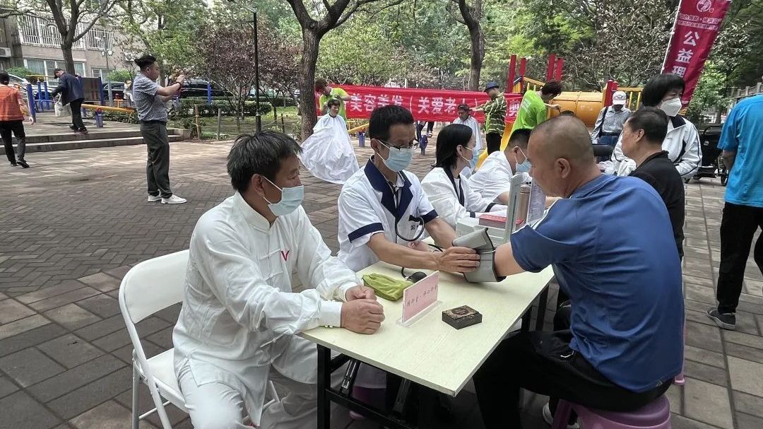 这一天,椿树园50位老人有了精神“头” 这一天,椿树园50位老人有了精神“头”