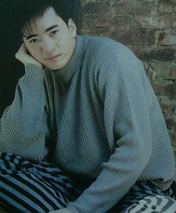 他是90年代的歌星,张学友曾称赞他,事业巅峰时父母却被害