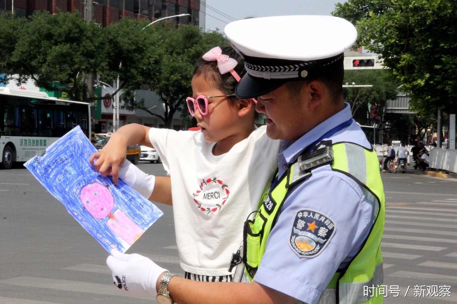 臨渭大隊民警周彪4歲的女兒為爸爸送來心中的漫畫.