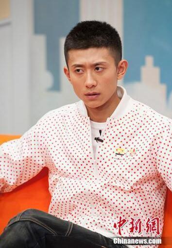 张一山当街激吻男友人 工作人员:朋友间玩闹