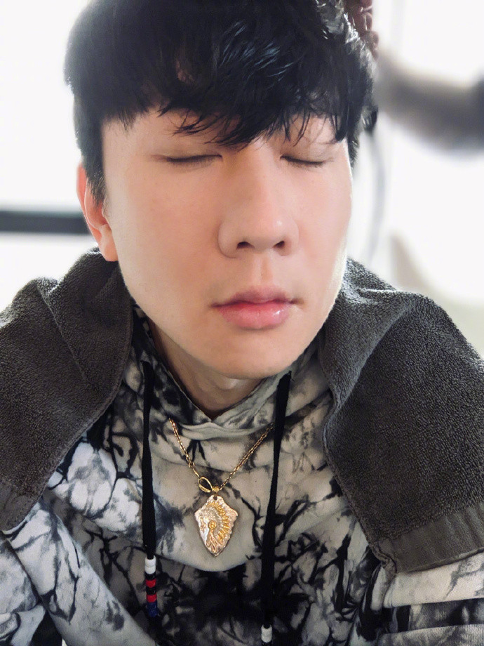 林俊杰怼脸自拍 网友:像极了"高仿号"!