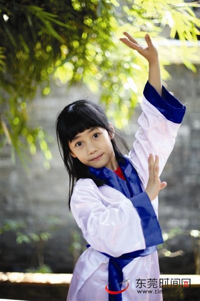 很切合主题一面扇子半遮脸,显得俏皮可爱青砖砌成的小窗前来一张若有