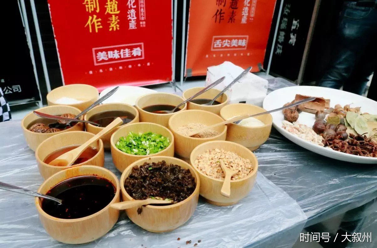 叔叔阿姨们还是很虚心地向大师们请教 燃面的调料和自家煮面的调料就