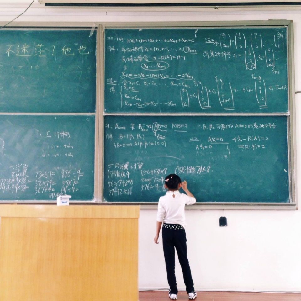 北大寒门博士,自比爱因斯坦,却在农村啃老17年