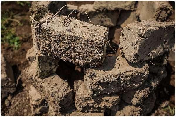 水泥砖暗藏军用弹药, 9岁童烤肉被炸重伤, 父申