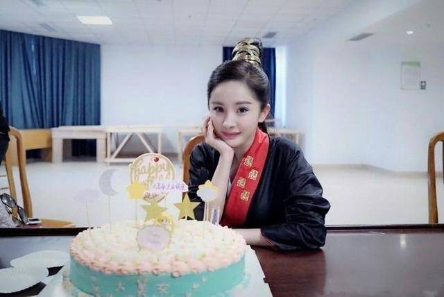 杨幂生日好友送祝福，热巴最用心郭采洁最辣眼，刘恺威却