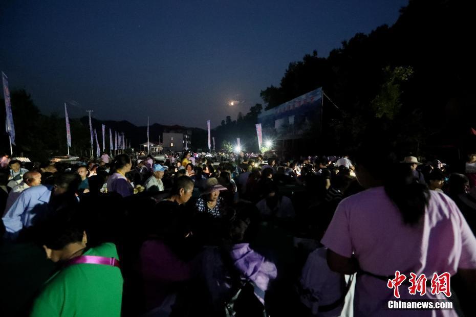 华灯初上，夜幕下食客们仍然熙熙攘攘。