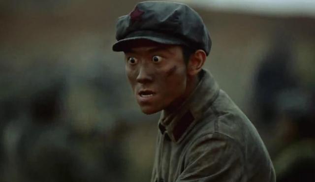 张一山满脸泥血表情包飙出新高度! 彪悍演绎红