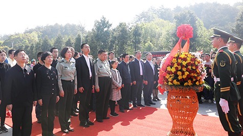 毛新宇少将全家再回韶山 毛新宇少将全家再回韶山