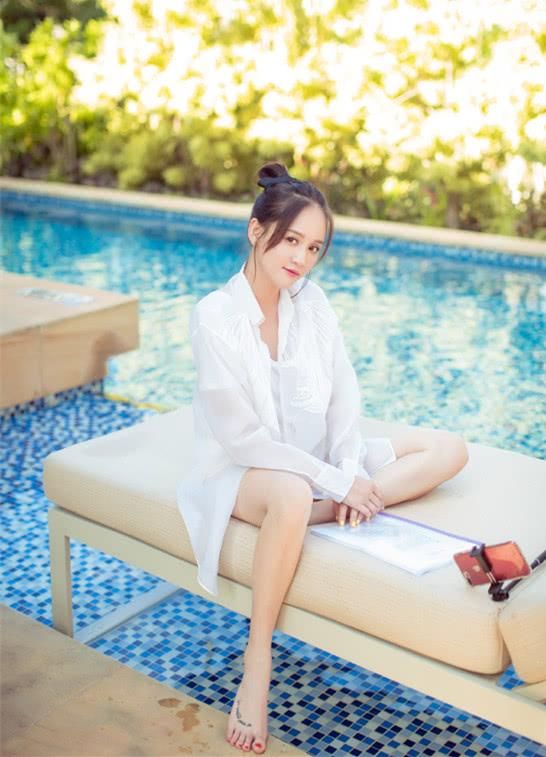 就奥林一件简单的白衬衫都可以加驾驭的很完美,一双大白腿超吸睛,坐在