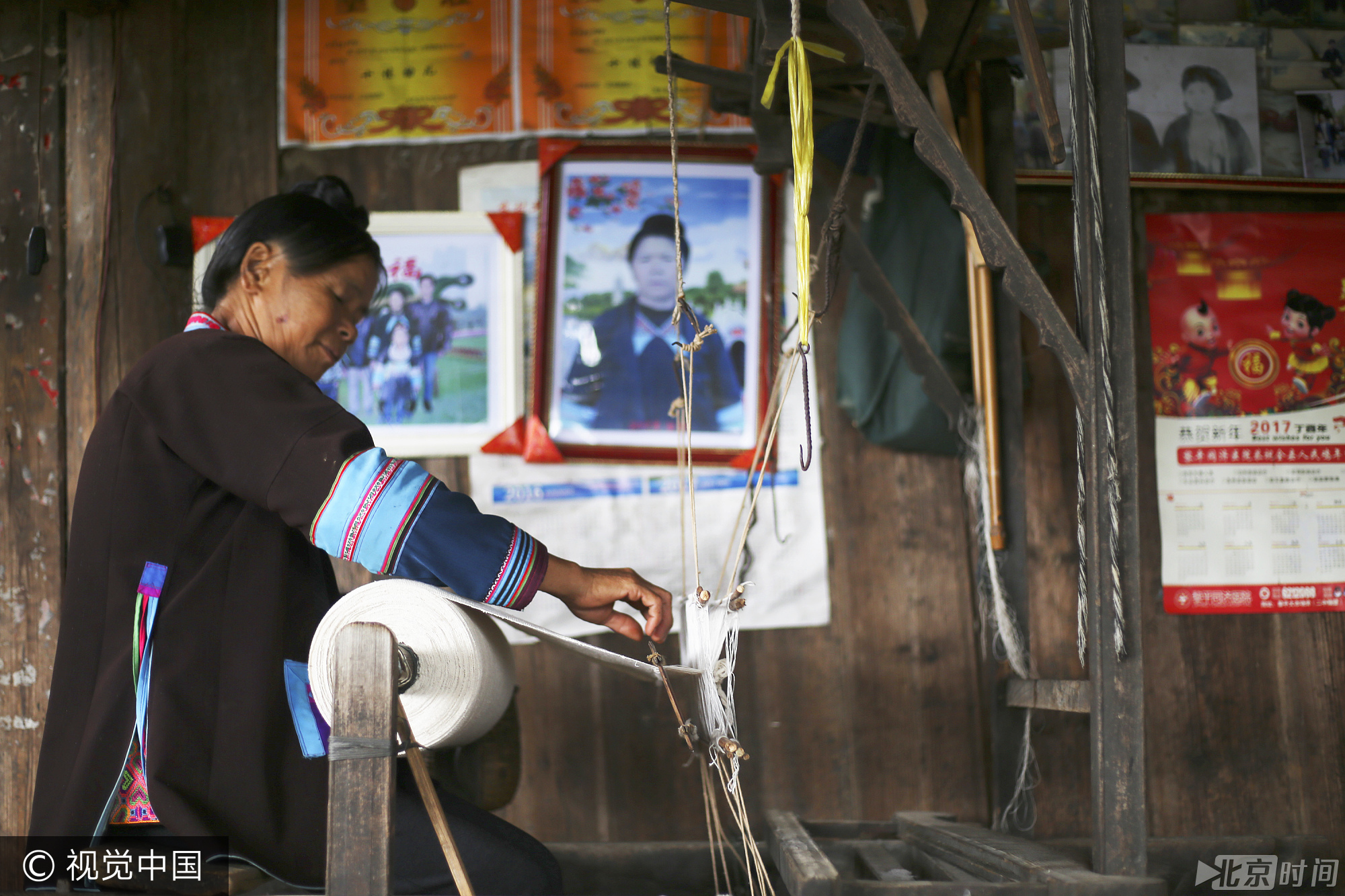 直到现在那一头长发仍然乌黑亮丽依稀可见当年的风采，她从小心灵手巧喜欢唱歌刺绣十多岁就会自己织布染布，1970年代末有画家到贵州采风被她的美丽吸引画了一幅画，后来作为了第四套人民币壹圆纸币上的头像。