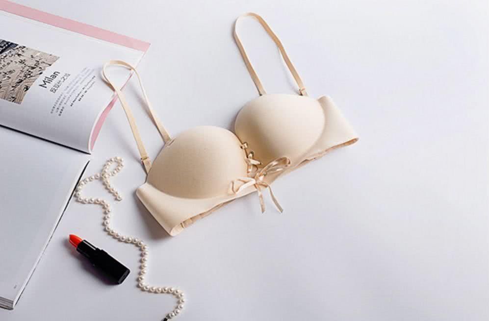 女明星们抹胸长裙时内衣是怎么处理的?