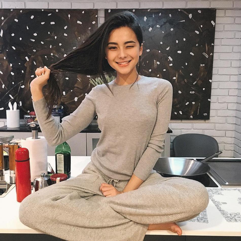 俄混血嫩模五官精致 气质成熟 私照甜美