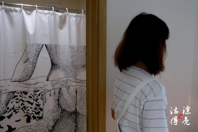 从事情趣测评师的这段经历让丹丹在审美上改变了不少。今年年初，丹丹借家里的帮助在清远靠近广州的地方买了房，家里浴帘的图案颇具特色。