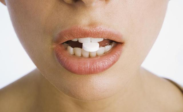 男子喝酒后皮肤红肿休克,注意:酒后吃它,可能