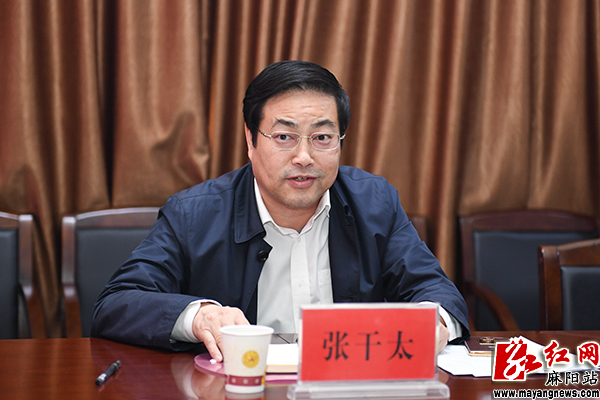 麻阳县领导唐军,吴建勇,滕勇,陈方海,张文友,黄翔出席座谈会.