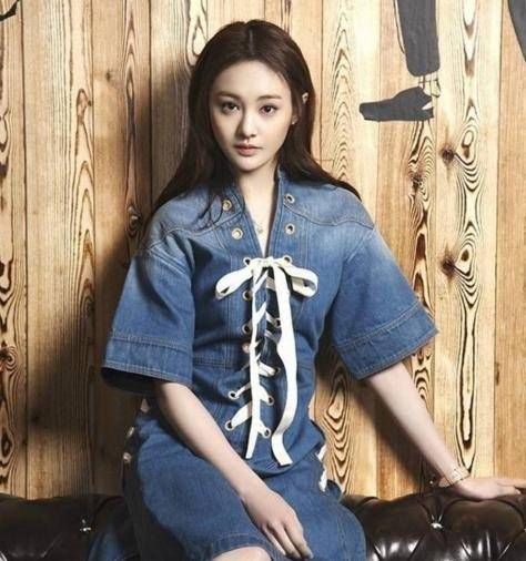 郑爽曾因为一度狂瘦体重不足80斤而上了热搜榜,最近的网友却发现郑爽