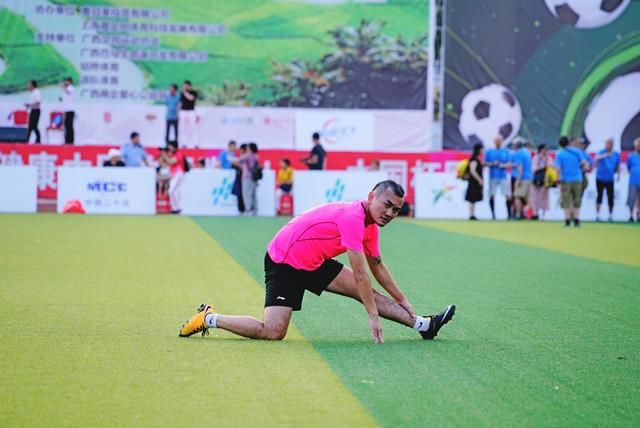 巴马夜晚明星足球赛 看浦玮白洁 让我们体验多