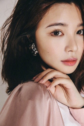 组图:喊麦网红穆雅斓晒写真 雀斑妆清新pk倪妮陈乔恩