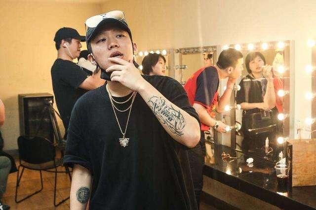 王思聪好友深夜扔大锤:李小璐曾让PGone抱着