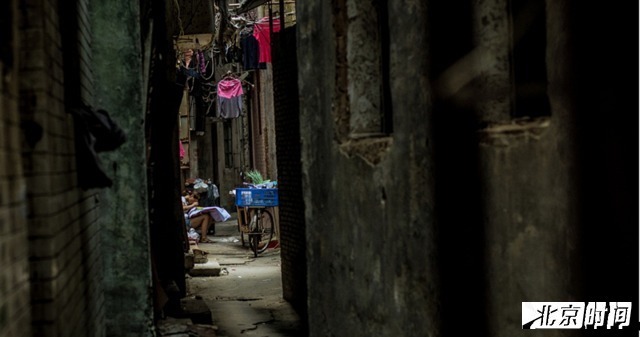 我常常在想，她们为什么愿意忍辱抱屈，做这样的营生？是家中有病重的父母吗？还是有嗷嗷待哺的孩子，还是有压得使人喘不过气的债务那。