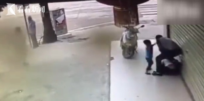 丈夫当街殴打妻子 男童挥拳保护妈妈 丈夫当街殴打妻子 男童挥拳保护妈妈