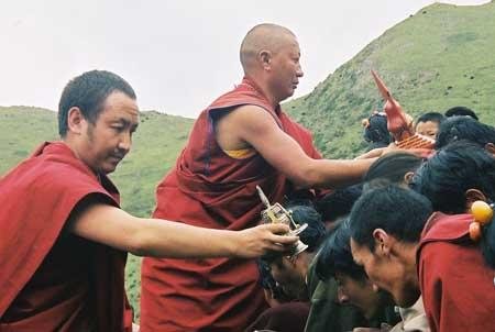 去西藏千万不要摸小孩子的头 你会被?