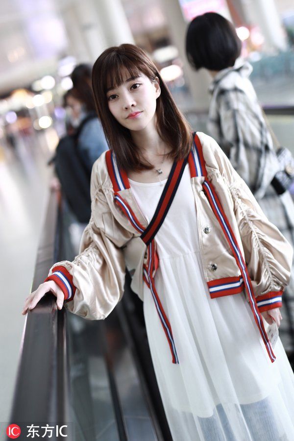 少女装扮来啦!冯提莫金色绸缎外套连衣裙十分