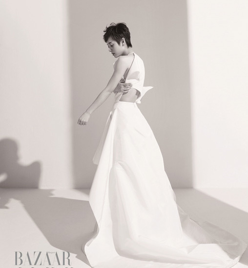 孙俪化身时尚icon登封面 身材窈窕侧脸迷人