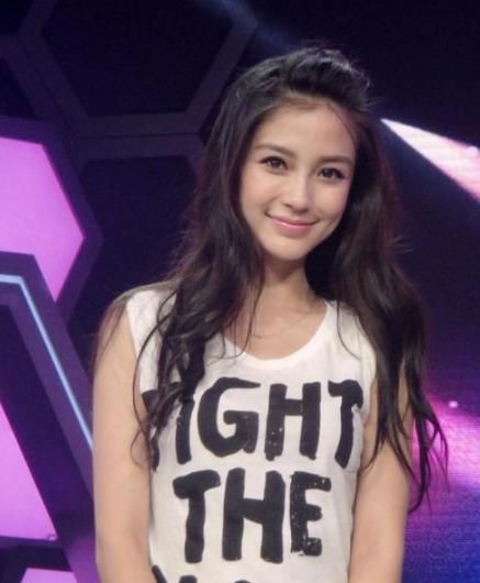 《快乐大本营》杨颖穿过5套衣服,图3有点土,图