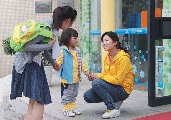 孩子上幼儿园玩手机,老师看到没收,家长:你没权