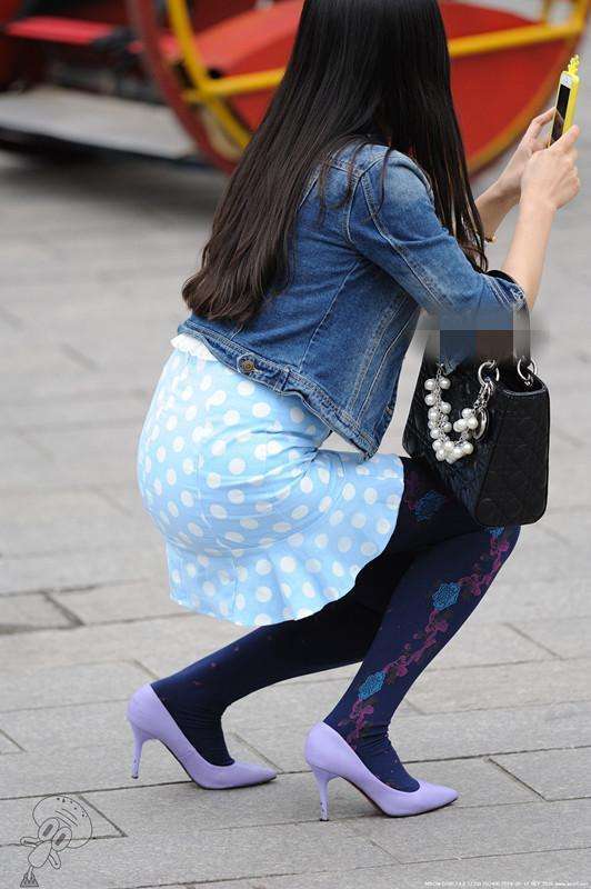 街拍:蓝色紧身包臀裙,尽显美女优美曲线身材