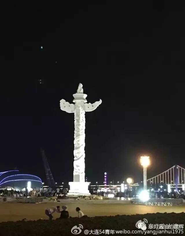 曾经大连的骄傲，大连星海广场华表，在8月5日晚上12点30被拆除，它就这样倒在了大连人民的记忆力！