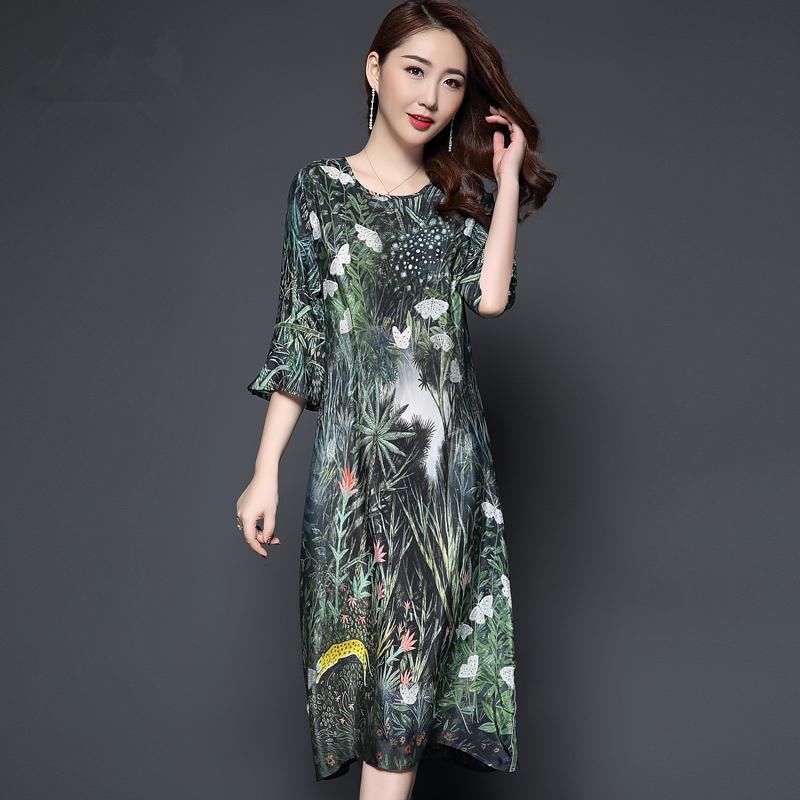 50岁女人拒绝做老气大妈,真丝连衣裙高贵大气