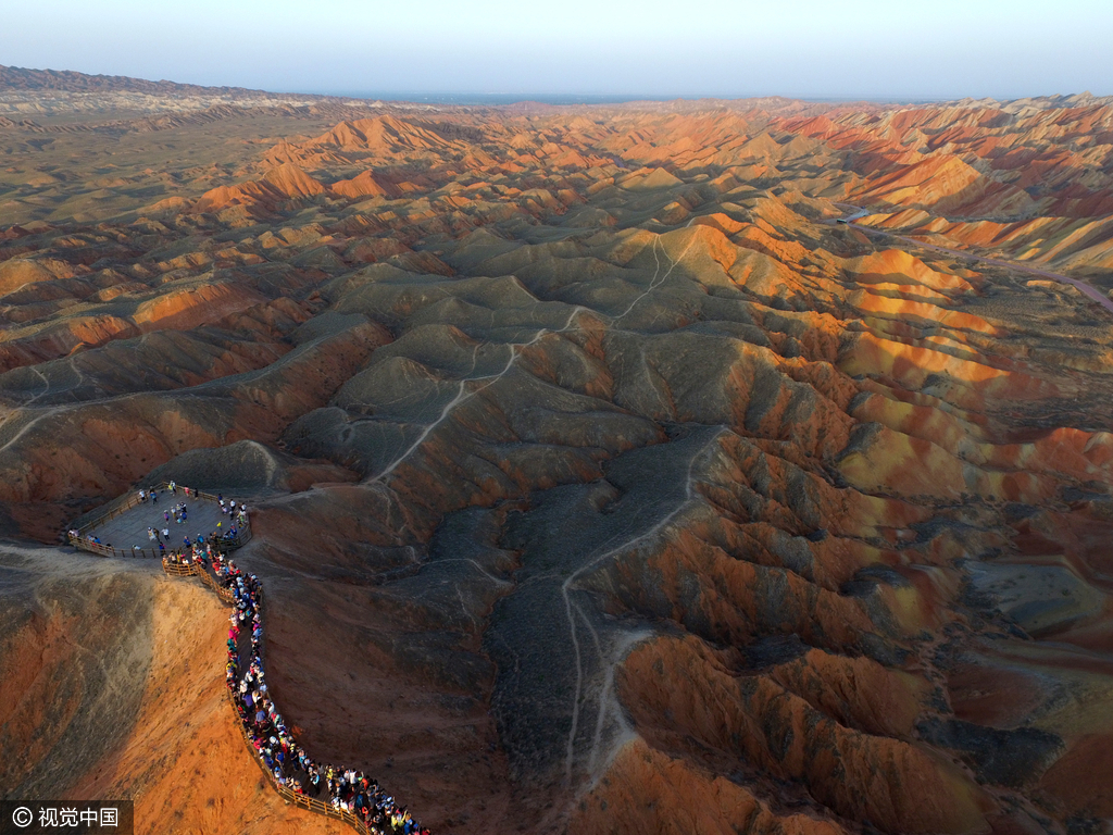 一般认为，有陡崖的陆相红层地貌称为丹霞地貌（Danxia landform）。丹霞地貌主要分布在中国、美国西部、中欧和澳大利亚等地，以中国分布最广。