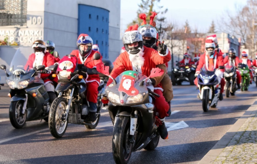 波兰格但斯克，许多圣诞老人骑着摩托车参加一年一度的盛大游行，游行队伍中有近2000名骑手，他们收集到的钱会捐给贫困儿童，用于购买圣诞礼物和温暖的食物。