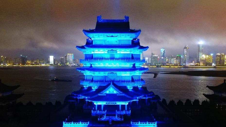 世界自闭症日 江南名楼滕王阁点亮蓝灯