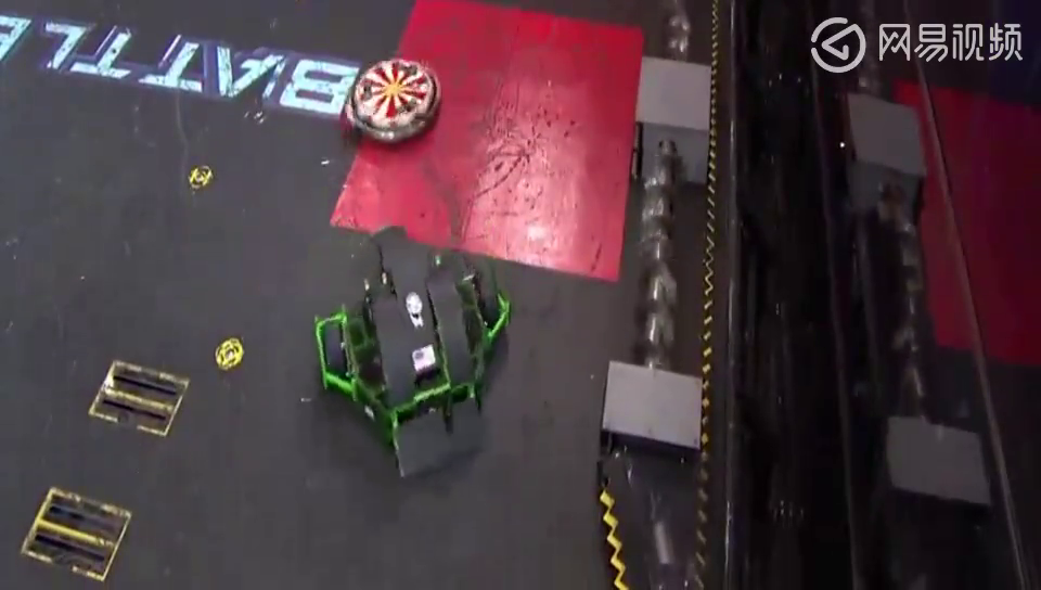 机器人格斗比赛：铲车机器人太过轻敌