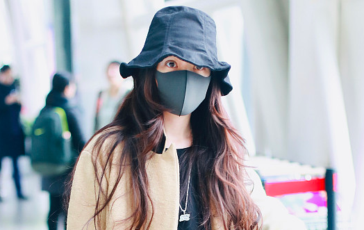 郭碧婷素颜遛机场难掩美人皮囊 长发凌乱披肩女人味十足