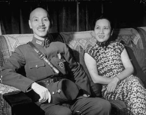 蒋介石荒唐岁月:一边被政府通缉 一边被妓女追