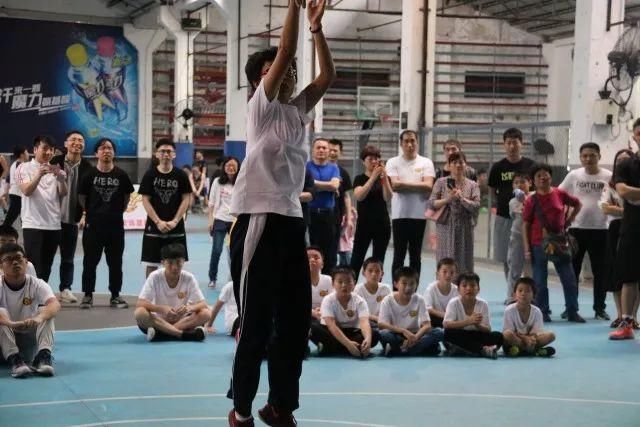 广东宏远篮球训练营深圳首站 大芬V5下起朱氏