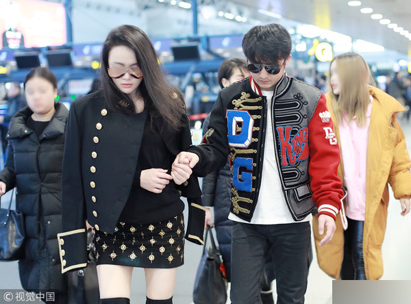 邹市明疑似突发失明紧急送医 走路需靠妻子搀扶