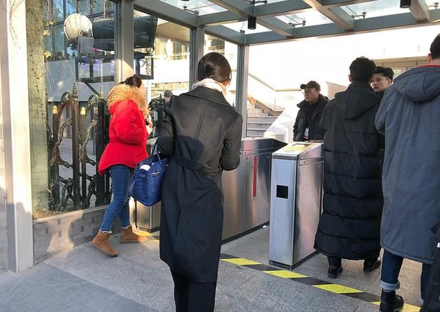 万人迷陈好任中戏考官低调现身 皮肤姣好依旧