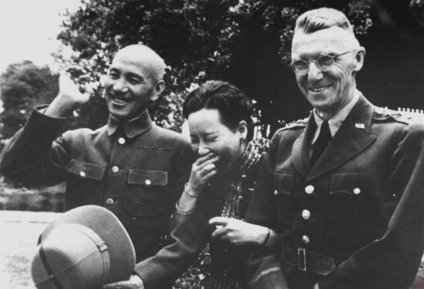 1942年3月9日，蒋介石在欢迎中国战区盟军总部参谋长史迪威中将的时候，就曾直言不讳的说，他现在相信，英国人的目的就是利用中国军队保护他们撤往印度。图为蒋介石与史迪威。